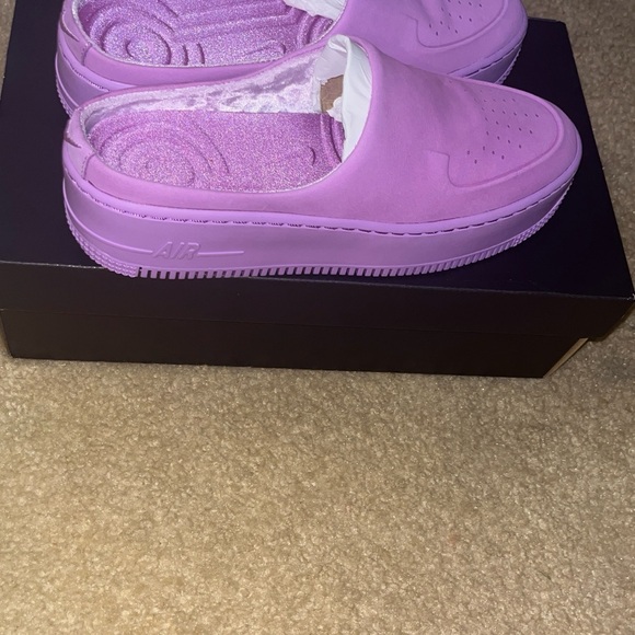 Woman’s NWT 7.5 Pinkish Purple NIKE AIR FORCE SLIDES - Picture 3 of 6